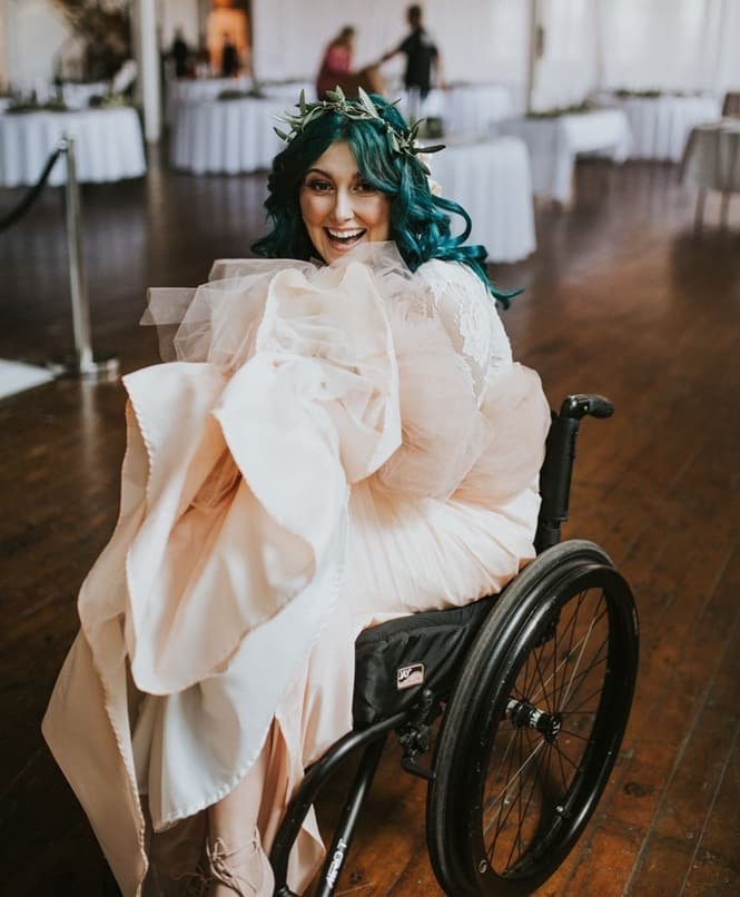 Mulher paralisada surpreende ao se levantar para andar pelo corredor durante seu casamento