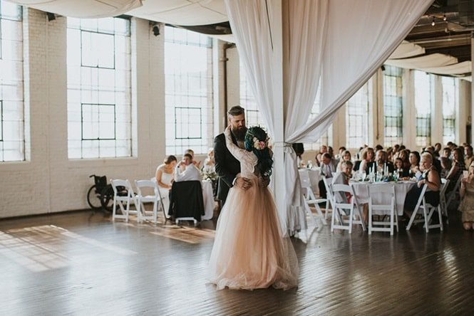 Mulher paralisada surpreende ao se levantar para andar pelo corredor durante seu casamento