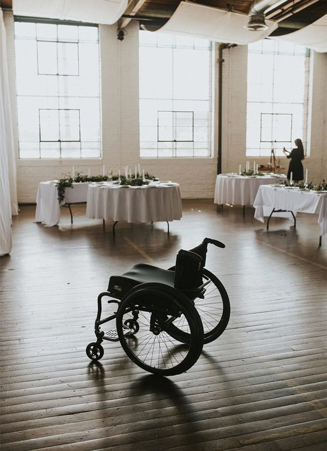 Mulher paralisada surpreende ao se levantar para andar pelo corredor durante seu casamento