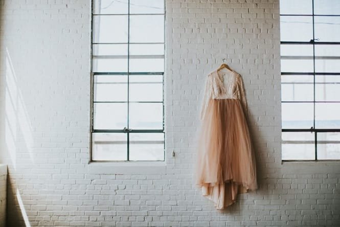 Mulher paralisada surpreende ao se levantar para andar pelo corredor durante seu casamento
