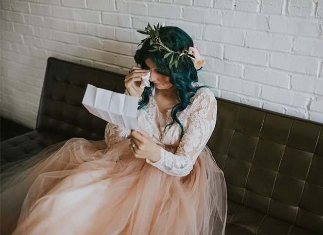 Mulher paralisada surpreende ao se levantar para andar pelo corredor durante seu casamento
