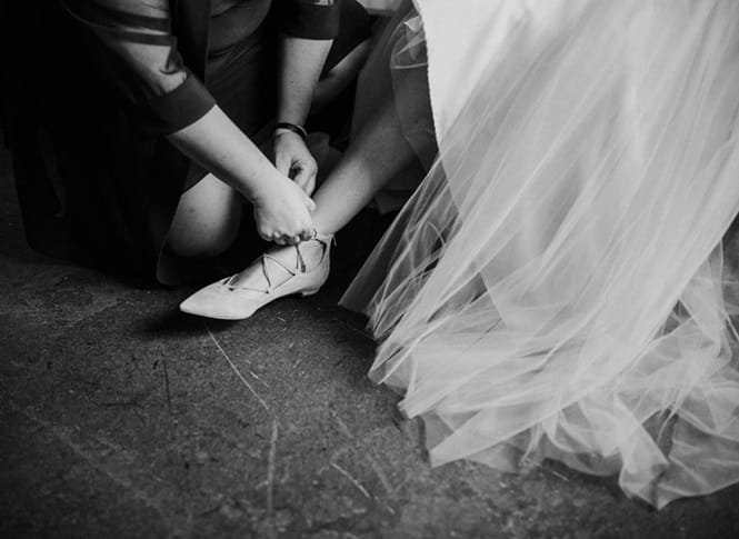 Mulher paralisada surpreende ao se levantar para andar pelo corredor durante seu casamento