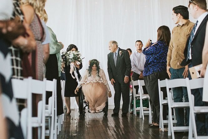 Mulher paralisada surpreende ao se levantar para andar pelo corredor durante seu casamento