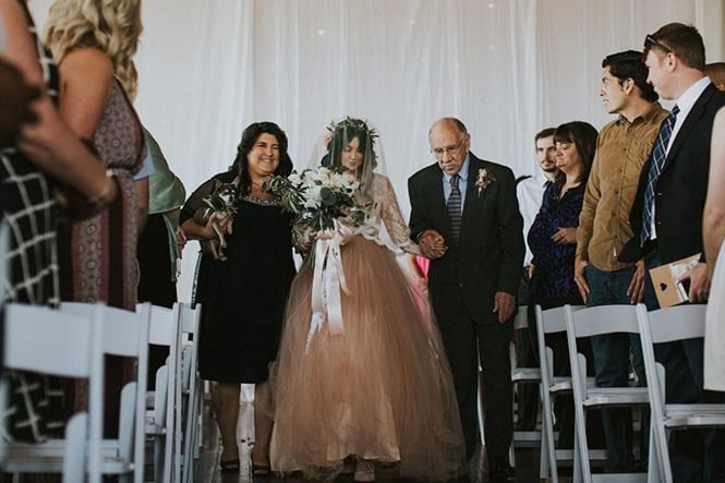 Mulher paralisada surpreende ao se levantar para andar pelo corredor durante seu casamento