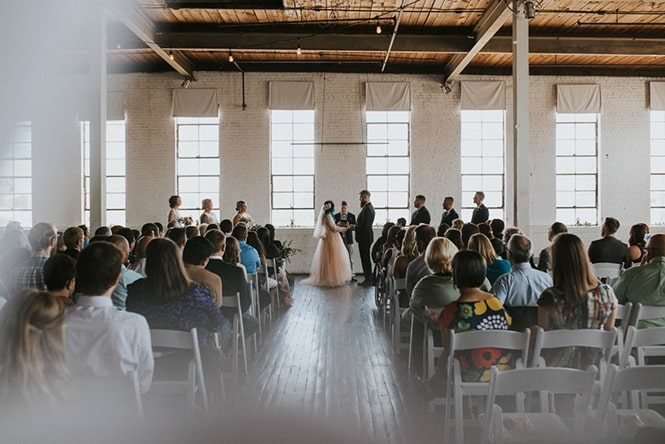 Mulher paralisada surpreende ao se levantar para andar pelo corredor durante seu casamento