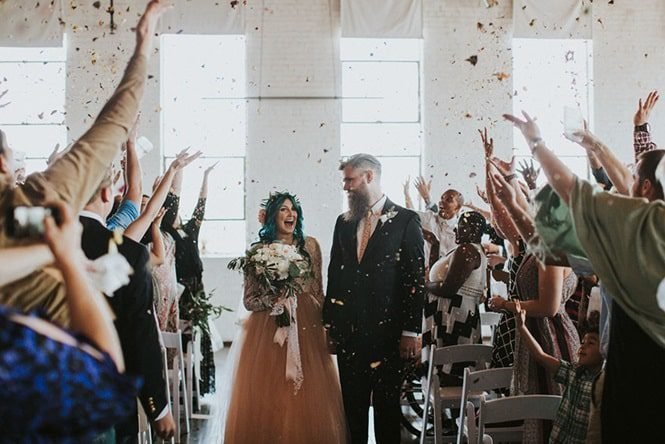 Mulher paralisada surpreende ao se levantar para andar pelo corredor durante seu casamento