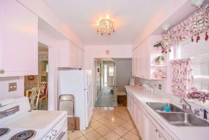 14667 5 - Uma senhora de 96 anos quer vender sua casa. O corretor não acredita no que encontrou dentro