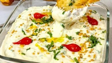 Patê cremoso feito com alho assado e catupiry para servir com torradas ou fazer canapés