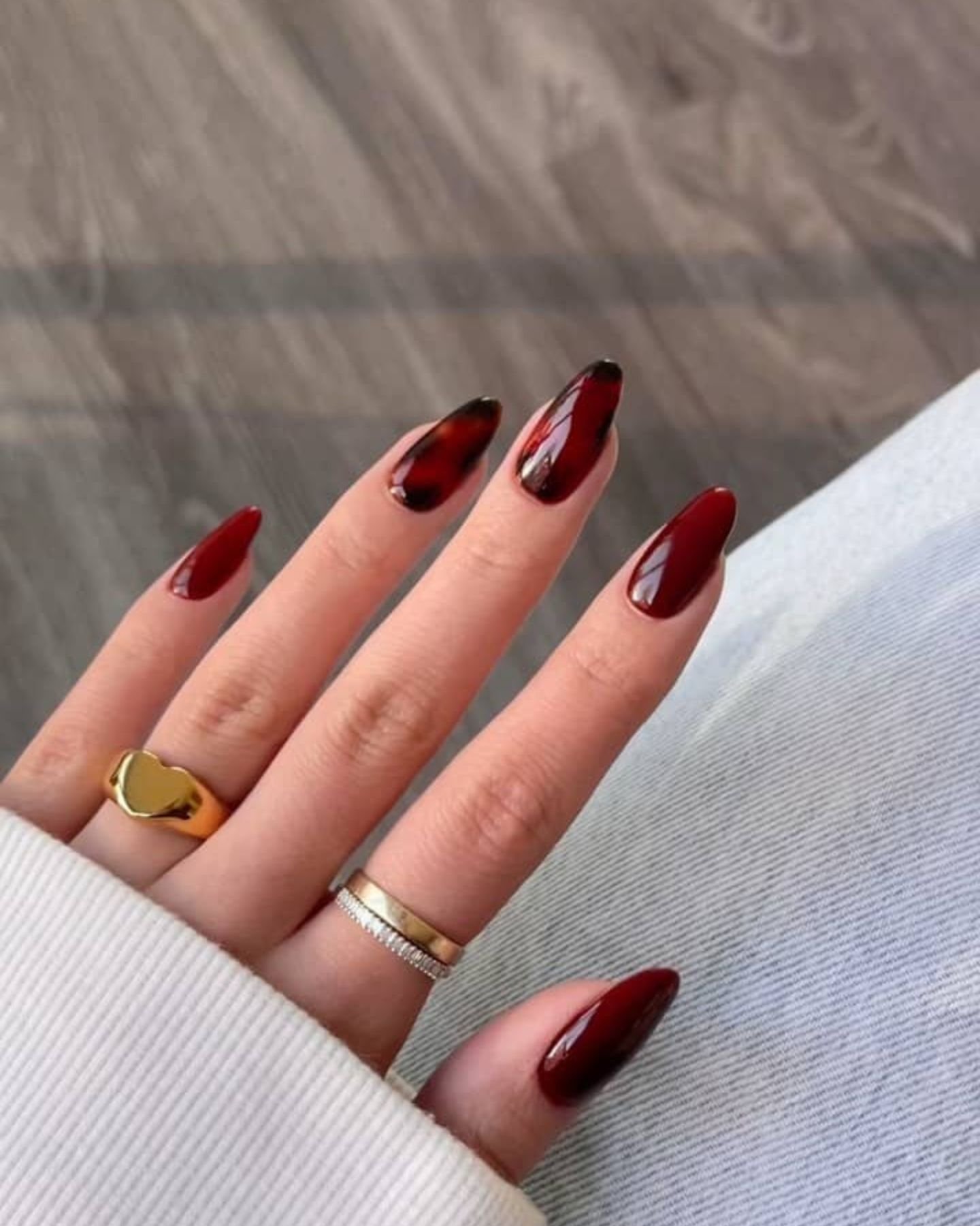Unhas com efeito tartaruga vermelho vinho