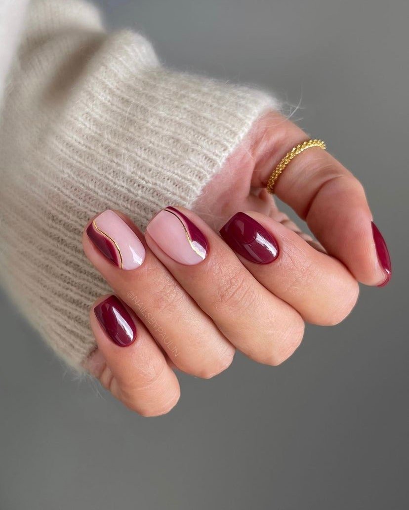 Unhas de vinho tinto com ondas