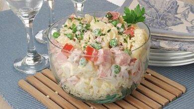 Salada de macarrão com frios. Uma delícia!