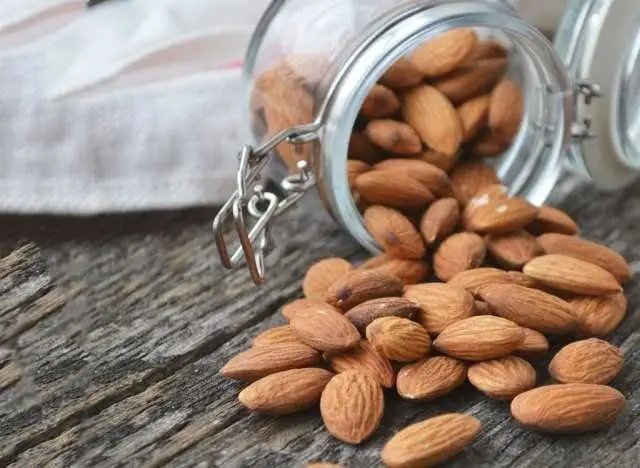 Amêndoas é rico em zinco Amêndoas é rico em zinco