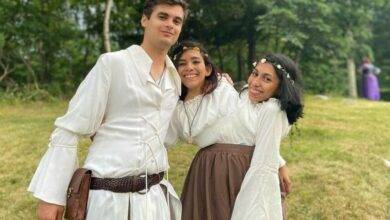 Gêmea siamesa lamenta por ‘segurar vela’ em namoro da irmã: ‘Aquela sou eu estragando todas as fotos’