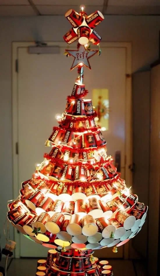 1751009891 939 ideias de arvores de natal criativas Árvore de Natal com reciclagem de latas