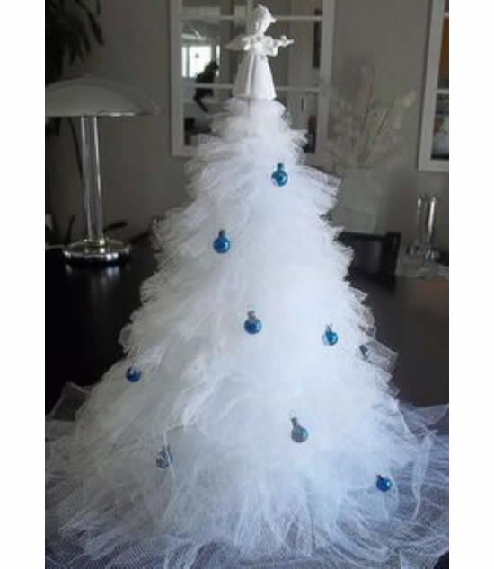 1751009894 99 ideias de arvores de natal criativas Árvore de Natal com tule
