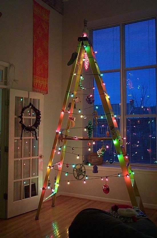 1751009895 823 ideias de arvores de natal criativas Árvore de Natal com escadas