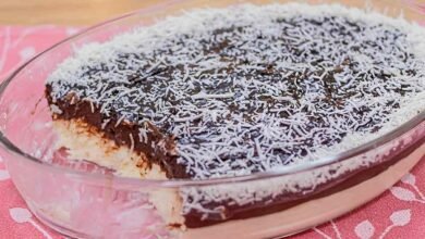 Prestígio gelado cremoso na travessa uma sobremesa simples e deliciosa