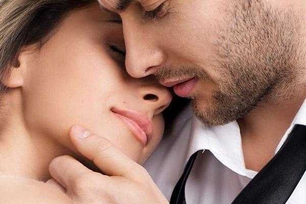 6 Gestos que deixam os homens loucos por qualquer mulher e