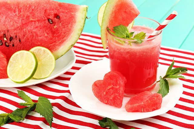 A melancia, sozinha, já é uma fruta doce. Não sendo necessário adoçar A melancia, sozinha, já é uma fruta doce. Não sendo necessário adoçar