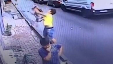 Adolescente salva criança que caiu do 2º andar de prédio na Turquia - veja o vídeo