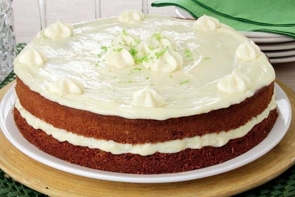 Bolo de chocolate com mousse de limão