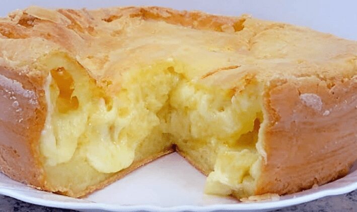 Bolo de polvilho que já sai recheado do forno perfeito para o lanche