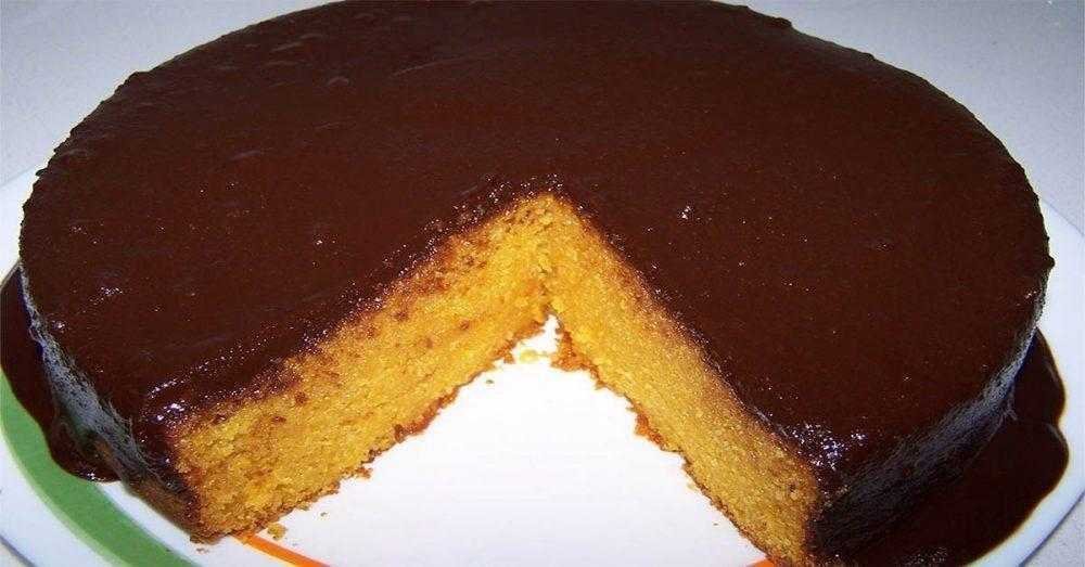 Bolo rápido de cenoura com cobertura de chocolate