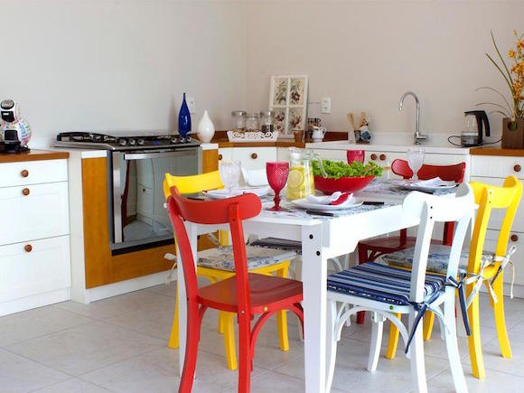 Cadeiras coloridas na decoracao Bau das DICAS cadeira colorida 6