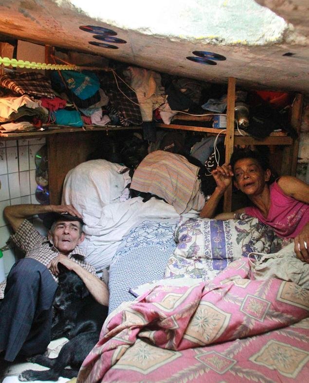 Casal colombiano vive em esgoto há mais de 20 anos Casal colombiano vive em esgoto há mais de 20 anos