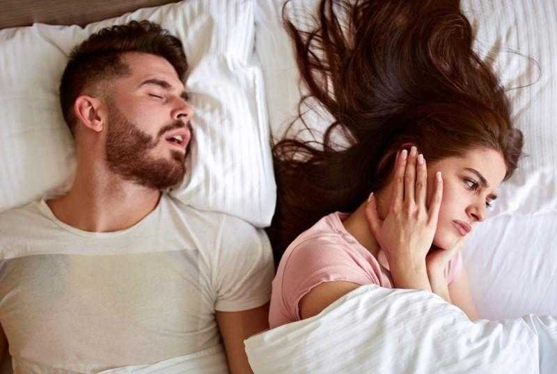 Dormir com quem ronca pode prejudicar a sua saúde