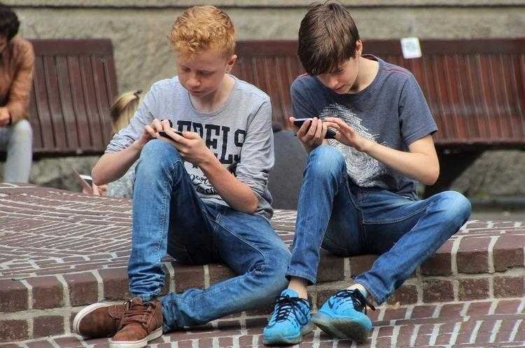 Garoto processa mãe que tomou celular para que fosse estudar