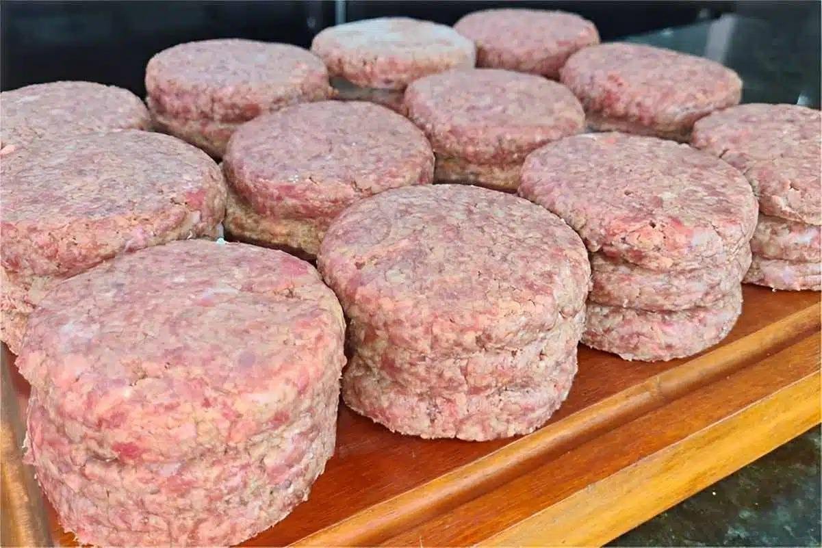 Hambúrguer artesanal caseiro suculento e delicioso feito com apenas 3 ingredientes