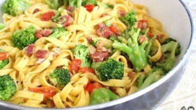 Macarrão com bacon e brócolis