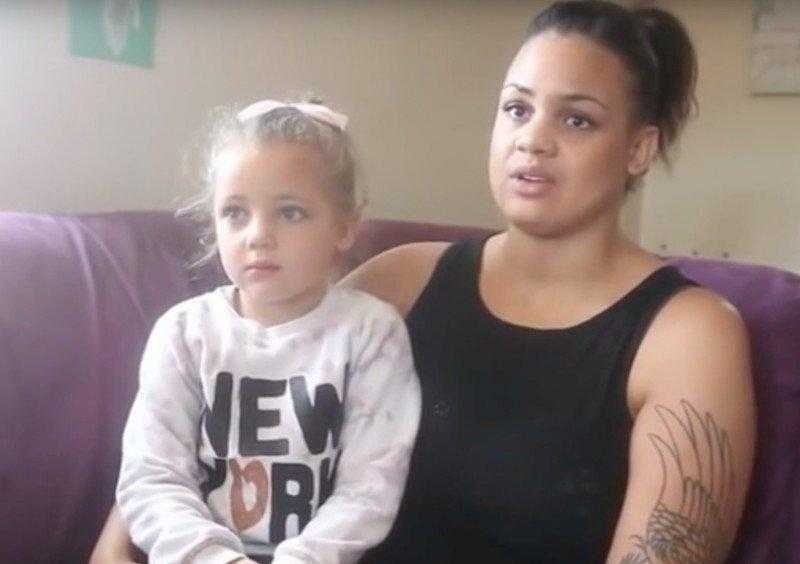 Menina sai do banheiro chorando. Então, sua mãe vê o que está em suas pernas e fica HORRORIZADA!
