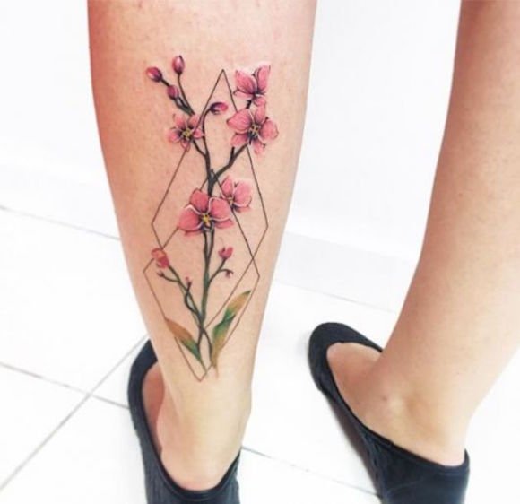 Modelos de tatuagens de flores delicadas e femininas tatauagem flores 11