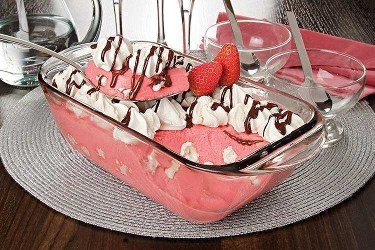 Mousse de morango com suspiro
