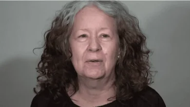 Mulher de 60 anos se submete a uma mudança de visual tão sensual que nem ela consegue se reconhecer