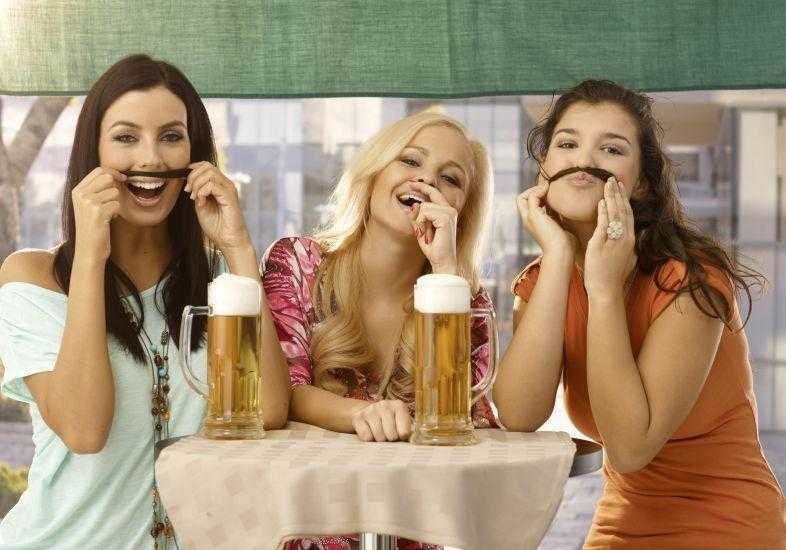 Mulher que toma cerveja é mais feliz e têm menos chances de infartar