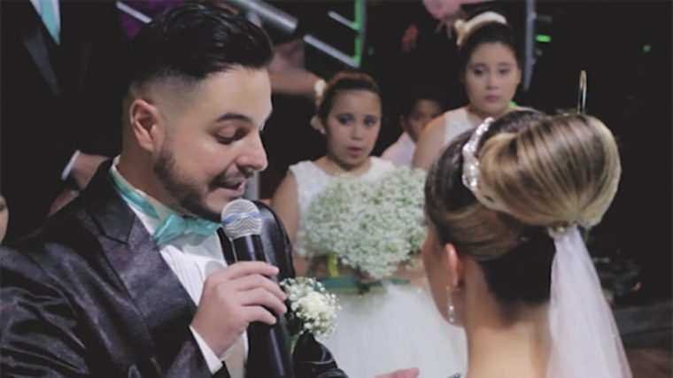 Noivo emociona convidados se declarar para enteada de 8 anos