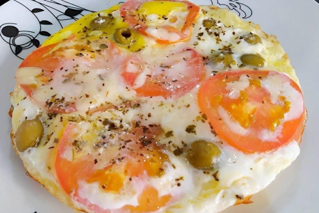 Ovo frito com Tomate e queijo