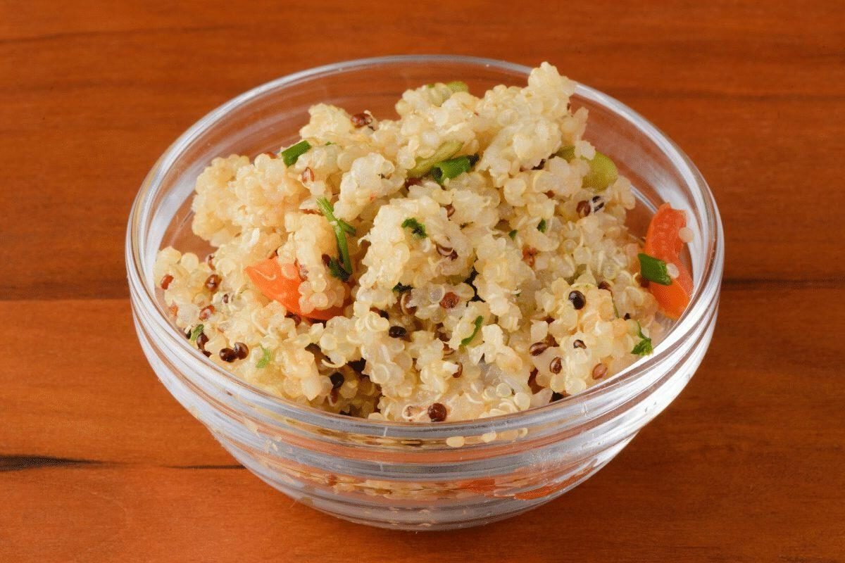 quinoa cozida com tomate e cheiro verde