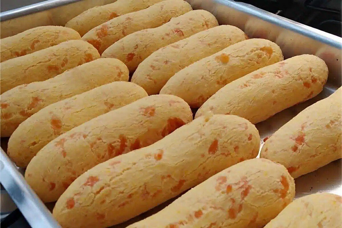 Biscoito de polvilho assado delicioso e fácil de preparar basta misturar os ingredientes modelar e assar