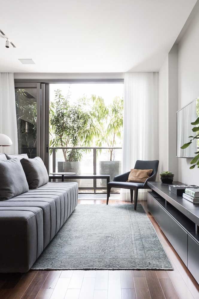 Que tal aproveitar a luz natural na sala de TV pequena?