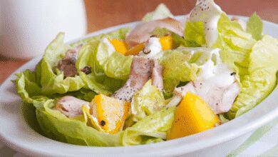 Salada tropical de frango com manga tem um sabor que Salada tropical de frango com manga
