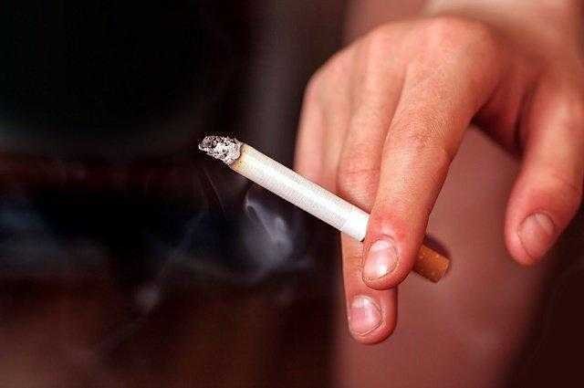 Imagem de mo segurando cigarro