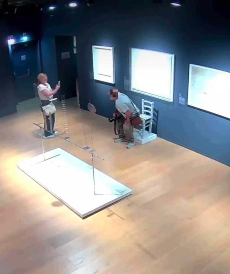 Vídeo chocante mostra o momento em que turista'desrespeitoso' quebra cadeira de'Van Gogh' coberta de cristais após sentar nela O casal foi criticado online por suas ações (Palazzo Maffei Verona)