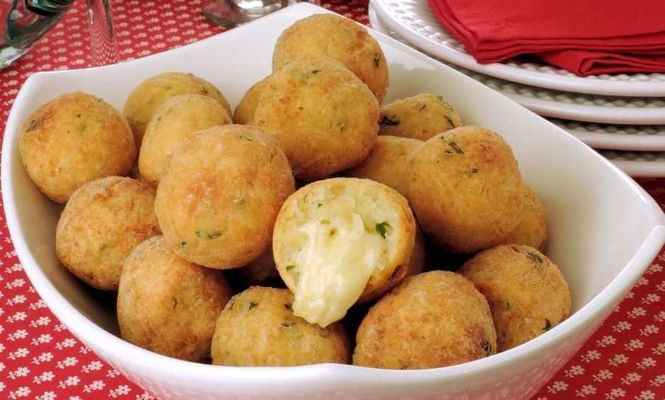 Bolinho de arroz assado recheado com queijo