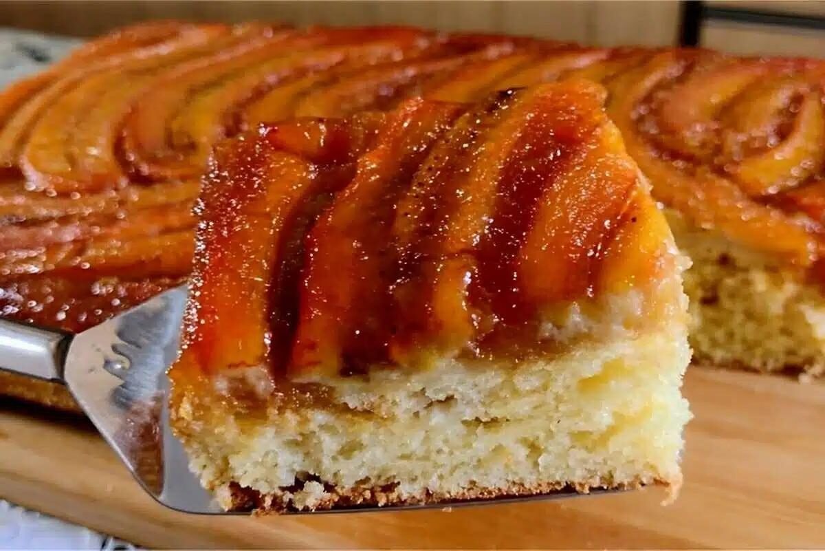 Bolo de banana caramelada de liquidificador delicioso e perfeito para o lanche da tarde