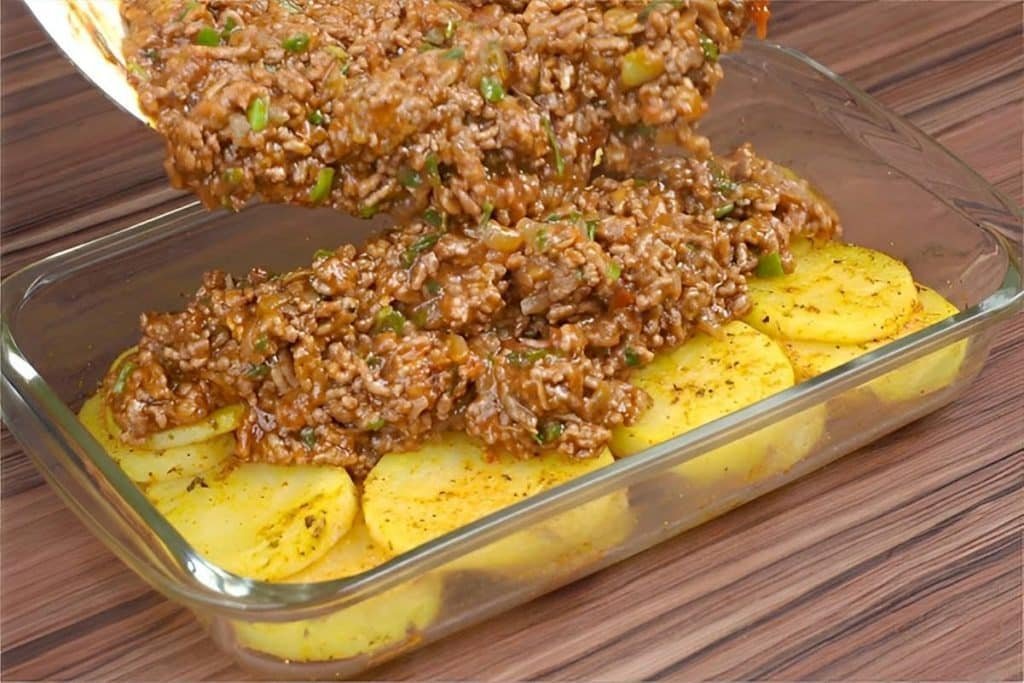 Carne moída diferente ao forno com batatas
