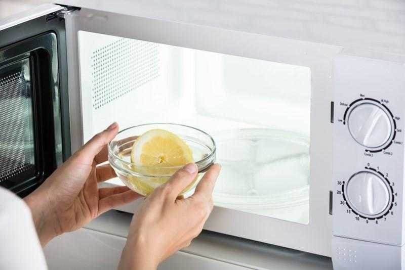 Como limpar o microondas com limão